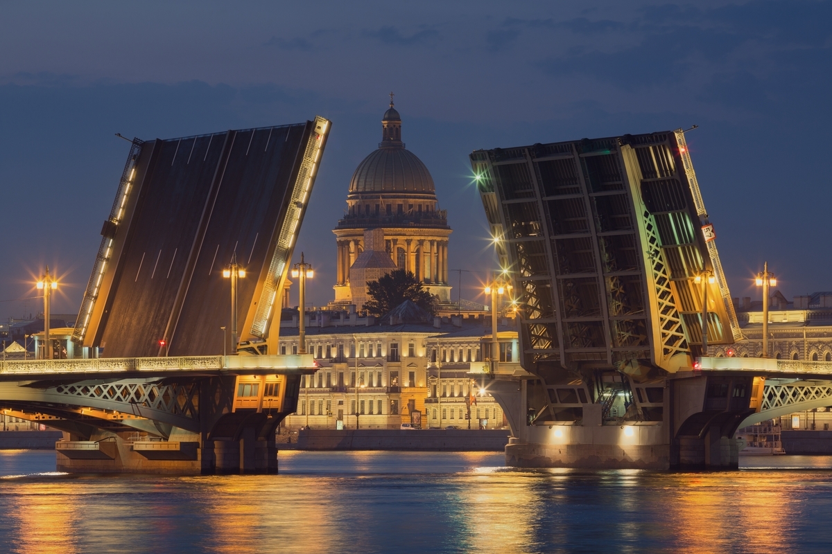 <span style="font-weight: bold;">Ночной Санкт-Петербург с разведением мостов (теплоход)&nbsp;</span><br>